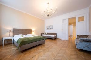 A bed or beds in a room at Hotel Unter den Linden