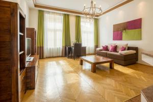 a living room with a couch and a coffee table at Hotel Unter den Linden in Krems an der Donau