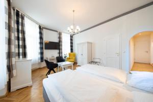 A bed or beds in a room at Hotel Unter den Linden