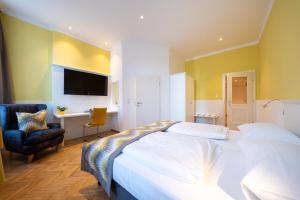 A bed or beds in a room at Hotel Unter den Linden