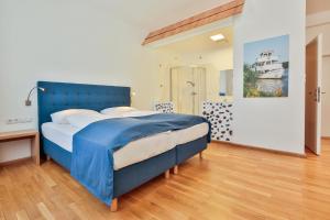 A bed or beds in a room at Hotel Unter den Linden