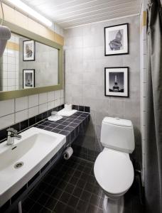 y baño con aseo, lavabo y espejo. en Hotelli Leikari, en Kotka