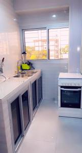 uma cozinha com um lavatório e um fogão em Kolyséhome -Studio, bonamoussadi carrefour eto’o em Douala