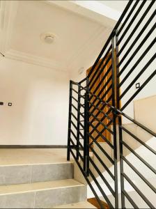 uma escada num quarto com uma parede branca em Kolyséhome -Studio, bonamoussadi carrefour eto’o em Douala