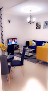uma sala de estar com um sofá e uma mesa em Kolyséhome -Studio, bonamoussadi carrefour eto’o em Douala