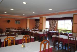 A restaurant or other place to eat at Hotel Riveiro