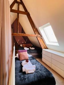 a room with two beds in a attic at Gloria's loft op de Grote Markt in Breda