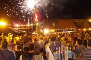 una folla di persone che guardano i fuochi d'artificio ad una festa. di Apartmani Blažo a Kali