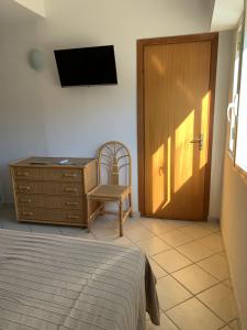 1 dormitorio con 1 cama, vestidor y puerta en Hotel Il Triangolo, en Agnone Bagni