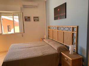 1 dormitorio con 2 camas y ventana en Hotel Il Triangolo, en Agnone Bagni
