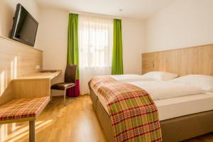 A bed or beds in a room at Hotel Unter den Linden