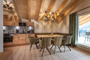 Kuchyň nebo kuchyňský kout v ubytování AlpenParks Premium Apartment Rehrenberg II