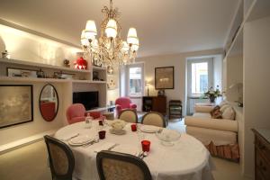 comedor y sala de estar con mesa y sillas en Pallata 52, en Brescia