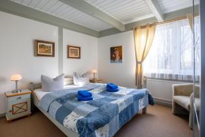 ein Schlafzimmer mit einem Bett mit blauen Handtüchern darauf in der Unterkunft Atlanta Pur in Pellworm