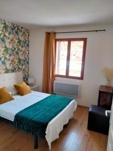 een slaapkamer met een bed en een raam bij charmant T2 formiguères les esplaneilles in Formiguères