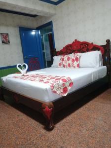 Letto o letti in una camera di Sang Yoo Mountain View Tagaytay Bed and Breakfast - Taal Lake View