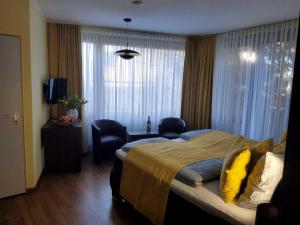 A bed or beds in a room at Hotel Bad Stebener Hof