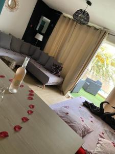 una camera da letto con un tavolo con petali di rosa di La palmera a Frontignan