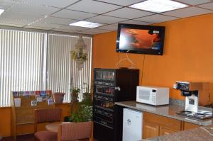 Η κουζίνα ή μικρή κουζίνα στο Travelers Inn