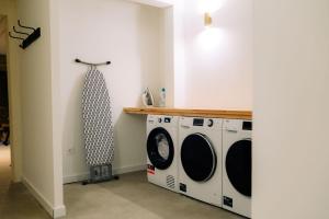 lavadero con 2 lavadoras y barra en Outsite Bordeaux en Burdeos