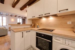 Kuchyňa alebo kuchynka v ubytovaní Le Grenette - Appartement pour 2 à 4 personnes en plein coeur d'Annecy