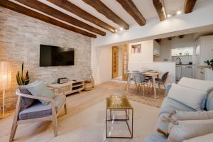 Televízia a/alebo spoločenská miestnosť v ubytovaní Le Grenette - Appartement pour 2 à 4 personnes en plein coeur d'Annecy