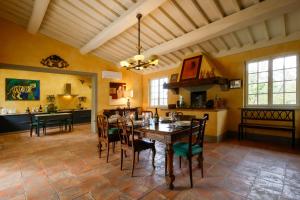 a kitchen and dining room with a table and chairs at Villa Ginevra by Tenuta di Ghizzano in Ghizzano