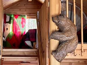 una estatua de un oso colgando de una pared en Pyhä Nallentupa en Kemijärvi