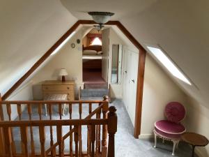 インバネスにあるThree-Bedroom Old Cottage Free Parkingの階段付きの屋根裏部屋、ベッドルーム1室が備わります。
