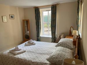 um quarto com uma cama com duas toalhas em Three-Bedroom Old Cottage Free Parking em Inverness