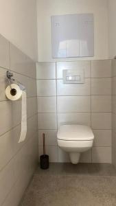 een badkamer met een toilet en een rol papier bij Nový byt s parkovaním na dosah Tatrám. in Poprad