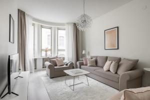 ein Wohnzimmer mit Sofa und Fernseher in der Unterkunft Comfortable city home in Helsinki