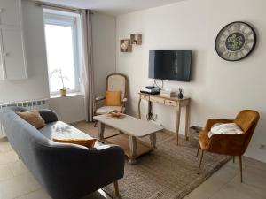 Televízia a/alebo spoločenská miestnosť v ubytovaní Charmante maison, proche remparts Boulogne-sur-Mer