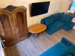 Televízia a/alebo spoločenská miestnosť v ubytovaní Luxdomki