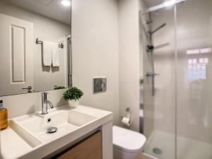 Ванная комната в FX City Life by LovelyStay