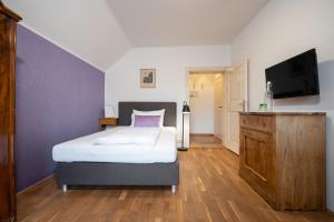 Letto o letti in una camera di Der Schlosswirt zu Anif - Biedermeierhotel und Restaurant