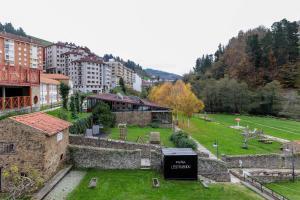 une vue aérienne sur un parc d'une ville dans l'établissement Apartamento Otoño 2 - Apartamentos Nature, à Cangas del Narcea