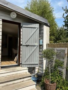 uma garagem com uma porta ao lado de uma casa em les chambres de pauline em Albertville