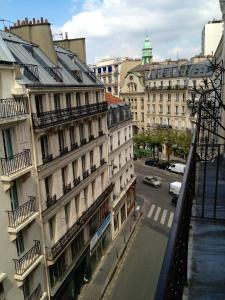 vista su una città con edifici e su una strada di Albert's Hotel a Parigi