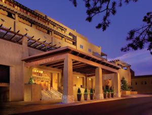 un gran edificio con escaleras y plantas delante en Eldorado Hotel and Spa, en Santa Fe