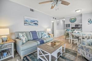 uma sala de estar com um sofá e uma mesa em Waipani A-18 em Myrtle Beach