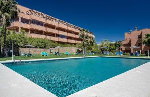 Bazén v ubytovaní ROCK BAY apartment with wonderful sea view and 5 minutes from the beach alebo v jeho blízkosti