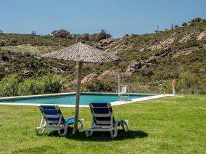 Bazén v ubytovaní ROCK BAY apartment with wonderful sea view and 5 minutes from the beach alebo v jeho blízkosti