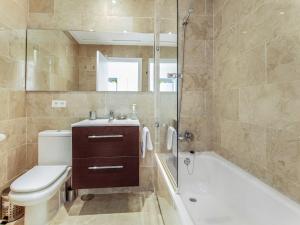 Kúpeľňa v ubytovaní ROCK BAY apartment with wonderful sea view and 5 minutes from the beach