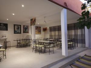 een grote kamer met tafels en stoelen. bij Guesthouse Dalal ak Jàmm in Mbour