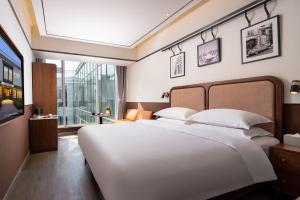 Postel nebo postele na pokoji v ubytování A Memory Hotel-Hotel in the Garden, Beijing Daxing International Airport, Beijing Aerospace Museum, Beijing Wildlife Park, Free daily necessities, Free night snack, Free laundry, English communication well, Free travel advice