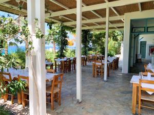 un restaurante con mesas y sillas en un patio en Hotel Plakures en Falasarna
