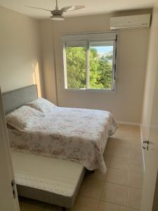 1 dormitorio con cama y ventana en Apartamnento Inteiro Praia Ingleses-Florianópolis., en Florianópolis