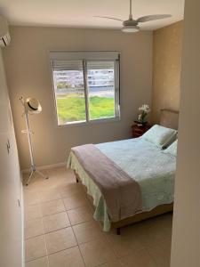 1 dormitorio con cama y ventana en Apartamnento Inteiro Praia Ingleses-Florianópolis., en Florianópolis
