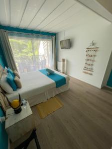 um quarto com uma cama e uma grande janela em La Villa Soalic em Cilaos